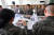 국민의힘 이준석 대표가 11일 인천 옹진군 백령도 해병대 제6여단에서 장병들과 함께 식사하고 있다. [국회사진기자단]