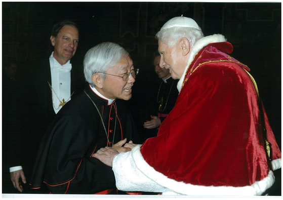 조셉 젠 전 추기경(왼쪽)은 2020년 4월 16일.교황 베네딕토 16세의 93번째 생일을 축하하며 페이스북에 올린 사진. 그는 "중국에서 박해받는 교회를 위해 기도해달라"고 썼다. [사진 페이스북]