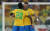 브라질축구대표팀 에이스 네이마르(오른쪽)가 비니시우스 주니오르와 포옹하고 있다. [AP=연합뉴스]
