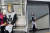 지난 11일 수도권 지하철 1호선의 한 역에서 십자군을 연상시키는 복장에 은색 투구를 쓴채 성경책과 닭인형을 들고 다니는 남성이 포착됐다. [트위터 캡처]