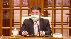 [포토타임]"덴탈 마스크"쓰고 나타난 김정은 북한 국무위원장