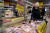 러시아 여성이 지난달 6일 모스크바의 한 수퍼마켓에서 쇼핑을 하고 있다. AFP=연합뉴스