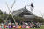 11일 서울 종로구 청와대에서 열린 '청와대 국민개방 기념행사'에서 시민들이 '날아라, 줄광대!' 줄타기 공연을 관람하고 있다. 뉴스1