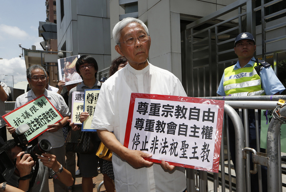 조셉 젠 전 추기경이 2012년 7월 종교의 자유를 주장하는 시위에 참여하고 있다. AP= 연합뉴스