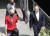 윤석열 대통령 취임식 미국 축하 사절단으로 방한한 더글러스 엠호프(오른쪽) 세컨드 젠틀맨이 지난 11일 서울 광장시장을 방문한 뒤 청계천변을 걷고 있습니다. 왼쪽은 방송인 홍석천 씨. 김현동 기자 