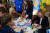 바이든 여사와 젤렌스카 여사가 8일 우즈호로드에 있는 학교에서 아이들과 함께 어머니의 날 선물을 만들고 있다. AFP=연합뉴스 