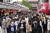 지난 2일 골든위크를 맞아 도쿄 관광지 아사쿠사가 마스크를 쓴 시민들로 붐비고 있다. [EPA=연합뉴스]