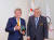 13일 스위스 로잔 IOC 본부에서 열린 세계태권도연맹 집행위원회에서 조정원 WT 총재(오른쪽)에게 토마스 바흐 IOC 위원장이 'IOC위원장 트로피'를 수여하고 있다. [사진 세계태권도연맹]