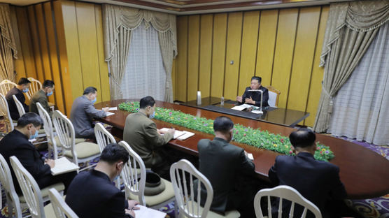 北 코로나 폭발, 35만 확진…분노한 김정은 "모든 도·시·군 봉쇄"