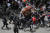 13일(현지시간) 동예루살렘에서 열린 알자지라 기자 시린 아부 아클레 장례식에서 이스라엘 경찰이 관을 들고 묘지로 이동하는 운구행렬을 강제 진압하고 있다. AP=연합뉴스