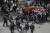 13일(현지시간) 동예루살렘에서 이스라엘 경찰이 운구행렬에 참여한 팔레스타인 주민에게 발길질하고 있다. AP=연합뉴스