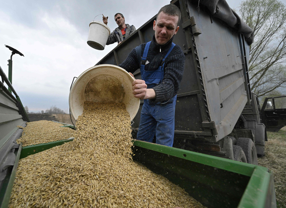 우크라이나 농부가 지난달 16일 수도 키이우 인근에서 파종을 준비하고 있다. AFP=연합뉴스
