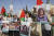 팔레스타인 시위대와 평화투쟁운동 소속 이스라엘 활동가들이 12일(현지시간) 요르단강 서안에서 열린 아클레 추모집회에서 포스터를 들고 있다. AFP=연합뉴스