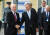 지난 2019년 8월 21일 핀란드 헬싱키의 대통령궁에서 만나 악수를 나누고 있는 블라디미르 푸틴(왼쪽) 러시아 대통령과 사울리 니니스퇴(가운데) 핀란드 대통령의 모습. AFP=연합뉴스