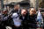 이스라엘 경찰이 운구행렬에 참여한 한 팔레스타인인을 연행하고 있다. 로이터=연합뉴스