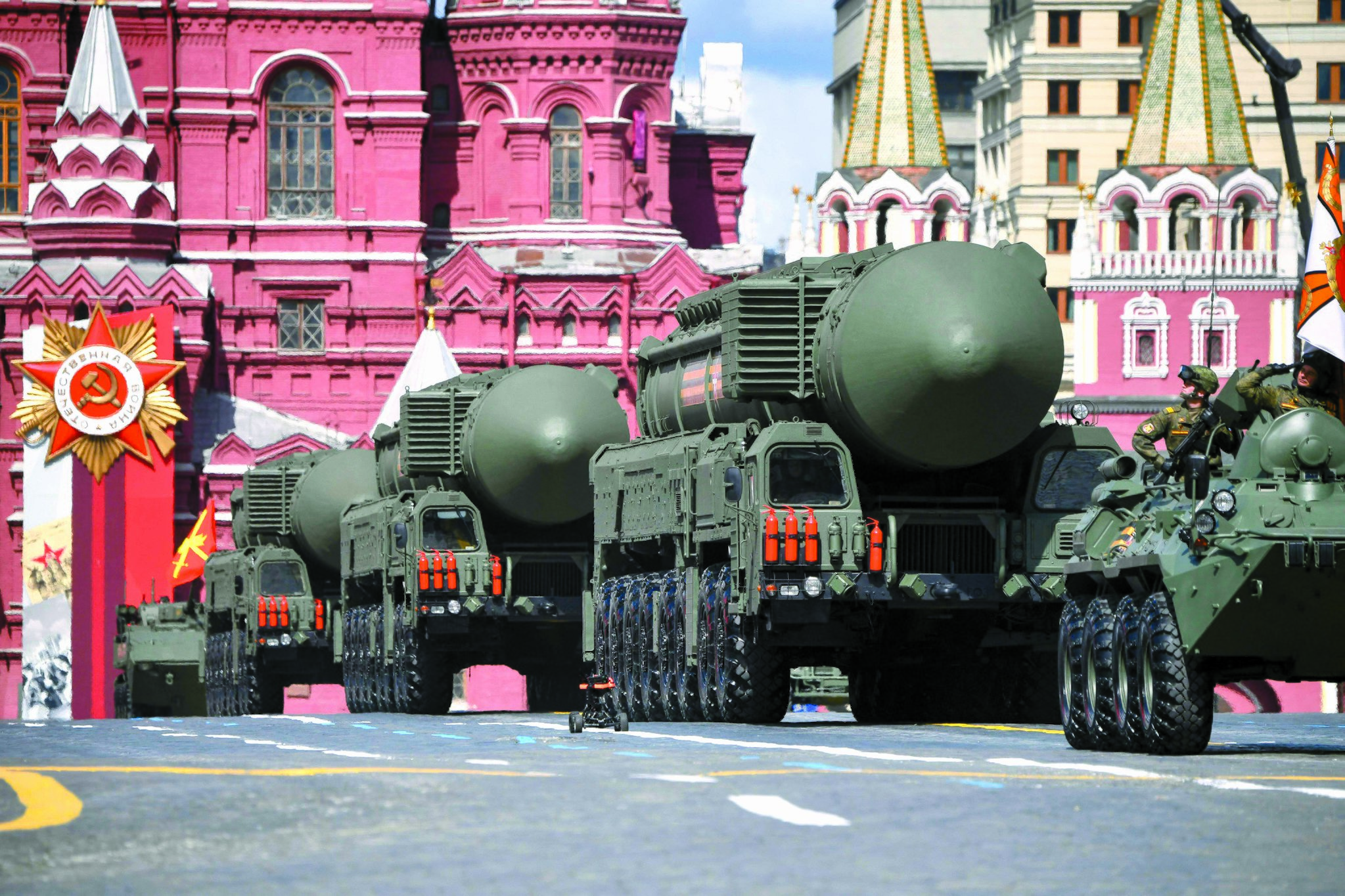 9일 러시아 모스크바에서 열린 제2차 세계대전 전승절 열병식에 야르스 다탄두 대륙간탄도미사일(ICBM)이 등장했다. AFP=연합뉴스