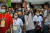9일(현지시간) 필리핀 수도 마닐라에서 투표를 위해 줄을 선 사람들의 모습. [AFP=연합뉴스]