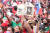 지난 3월 12일(현지시간) 마르코스 주니어 대통령 후보 유세장에서 페르디난드 마르코스 전 대통령과 그 부인 이멜다 마르코스의 사진을 들고 있는 젊은 지지자의 모습. [페르디난드 마르코스 주니어 페이스북 캡처]