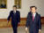 김대중 대통령과 이한동 국무총리가 2001년 3월 27일 오전 청와대에서 열린 국무회의장에 들어서고 있다. 중앙포토