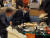 윤석열 대통령이 지난 14일 서울 강남구 신세계 백화점 한 매장에서 신발을 신어보고 있다. 조선일보 제공