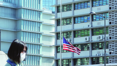 [사진] ‘코로나 사망자 100만명’ … 추모 조기 걸린 미국 대사관
