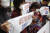 지난 3월 31일 서울 통의동 대통령직인수위원회 인근에서 열린 ‘가습기살균제 참사 문제해결 촉구 기자회견’에서 피해자단체 관계자들이 손피켓을 들고 있다. 연합뉴스