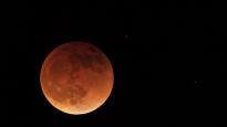 ‘붉은 보름달’ 떴다…미국·남미에서 관측된 ‘개기월식’[포토타임]