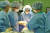 서울아산병원 유방외과 이새별 교수(오른쪽에서 둘째)가 유방암 환자를 수술하고 있다. 서울아산병원 제공