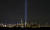 지난해 9월 12일 미국 뉴욕에서 9.11 테러 20주년을 추념하기 위해 설치한 두 개의 수직 서치라이트 조형물(The Tribute in Light). 이런 인공 조명은 주변을 이동하는 새들에게 큰 영향을 주는 것으로 조사됐다. 신화=연합뉴스