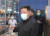 김정은 북한 국무위원장이 15일 마스크 두 개를 겹쳐 쓰고 평양 내 약국을 찾은 모습. 조선중앙통신.