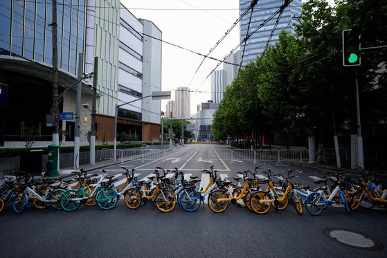 지난 16일 자전거로 막혀 있는 상하이 시내의 한 도로. [로이터]