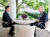  지난해 5월 문재인 대통령이 백악관에서 조 바이든 미국 대통령과 크랩케이크로 오찬을 하며 대화하고 있다. [사진 청와대] 