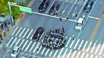 [사진] 전장연, 대통령실 인근 횡단보도 점거 시위
