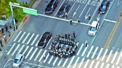 [사진] 전장연, 대통령실 인근 횡단보도 점거 시위