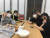 17일 전북 완주군 고산면 청소년센터 '고래'에서 일본 전통 음식 '밤만주'를 만드는 요리 수업을 받던 여학생들이 손가락으로 브이(V)자를 그리고 있다. 사진 완주군