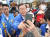 이재명 더불어민주당 총괄선거대책위원장이 6·1 지방선거 공식 선거운동 첫날인 19일 인천 서구 정서진중앙시장에서 시민들과 기념 촬영을 하고 있다. 뉴스1