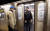 지난달 21일 시민들이 미국 뉴욕에서 뉴욕 지하철 칸을 출입하고 있다. 연합뉴스