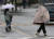 갑작스런 소나기가 내린 18일 서울 종각역 일대에서 우산이 없는 시민이 겉옷을 뒤집어쓴 채 발걸음을 재촉하고 있다. 뉴스1