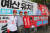 이준석 대표가 20일 오전 전남대학교 후문 앞 거리에서 광주 후보자들의 현수막을 다시 달고 광주지역 후보자들과 기념사진을 찍고 있다. 연합뉴스
