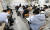 지난 3월 24일 오전 서울 용산고등학교 고3 교실에서 시험 시작에 앞서 학생들이 마무리 점검을 하고 있다. [뉴스1]