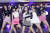르세라핌이 지난 10일 오후 서울 마포구 SBS프리즘타워에서 열린 SBS MTV '더쇼'에 출연해 화려한 공연을 선보이고 있다. 뉴스1
