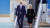 조 바이든 미국 대통령과 질 바이든 여사가 17일 총기 난사 사건이 일어난 뉴욕주 버팔로시에 도착해 에어포스원에서 내리고 있다. [로이터=연합뉴스]
