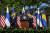 조 바이든(가운데) 대통령이 19일(현지시간) 사울리 니니스퇴(왼쪽) 핀란드 대통령, 마그달레나 안데르손 스웨덴 총리와 정상회담 뒤 공동 기자회견을 하고 있다. 로이터=연합뉴스