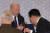 윤석열 대통령과 조 바이든 미국 대통령이 21일 오후 서울 용산구 국립중앙박물관에서 열린 한미정상 환영만찬에서 건배하고 있다. 강정현 기자