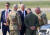 조 바이든 미국 대통령이 20일 오산공군기지에서 주한 미군들과 이야기를 나누고 있다. 뉴스1