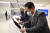 윤석열 대통령과 조 바이든 미국 대통령이 20일 경기 평택 삼성전자 반도체 공장에서 삼성전자가 만든 차세대 GAA(Gate-All-Around) 기반 세계 최초 3나노미터(㎚=10억분의 1ｍ) 반도체 웨이퍼에 서명하고 있다. 대통령실사진기자단