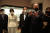 조 바이든 미국 대통령이 21일 오후 서울 용산 국립중앙박물관에서 열린 환영 만찬에 앞서 윤석열 대통령, 김건희 여사와 함께 신라관에서 금관을 관람하고 있다. [사진 대통령실]