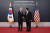 21일 서울 용산 대통령실 청사에서 윤석열 대통령과 바이든 미 대통령이 기념사진을 찍고 있다. 대통령실 제공