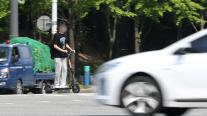 "킥보드에 받친 차 쾌유 빕니다"..1년만에 10만건 '킥라니 경보'