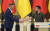 볼로디미르 젤렌스키 우크라이나 대통령(오른쪽)이 22일 키이우를 방문한 안제이 두다 폴란드 대통령과 악수를 나누고 있다. [AP=연합뉴스]